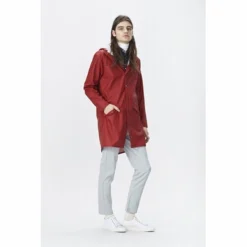 Imperméable RAINS Firn Jacket Scarlet -Teva Boutique 4 Firn Jacket Scarlet Front model guy