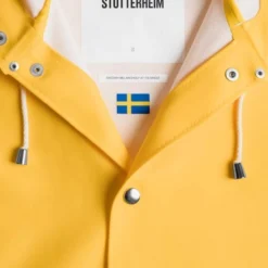 Imperméable Stutterheim Women Mosebacke Yellow -Teva Boutique Stutterheim Stockholm Detail Yellow 1 577x577 1