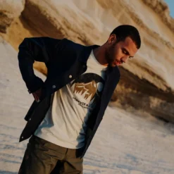 Veste Fjallraven Men Vardag Jacket Acorn -Teva Boutique square mood ss23 silvanozeiter everydayoutdoor 4964 exp 2028 02 01